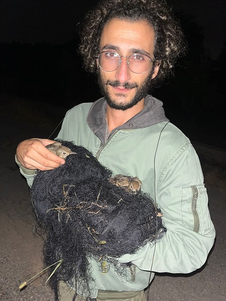 Komitee-Mitarbieter mit im November 2024 in Spanien abgebautem Stellnetz