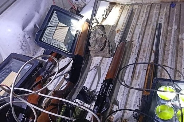 Beschlagnahmte Waffen und Scheinwerfer, die für die illegale Nachtjagd genutzt worden sind. 