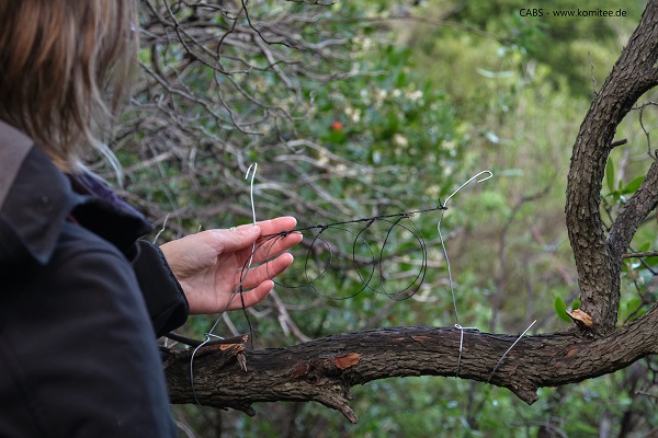 Früher aus Pferdehaaren, heute meist aus Nylon - Schlingen zum Vogelfang.
