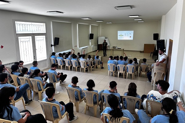 Neben der Feldarbeit gehören auch Seminare an Schulen zur Arbeit des Komitees im Libanon.