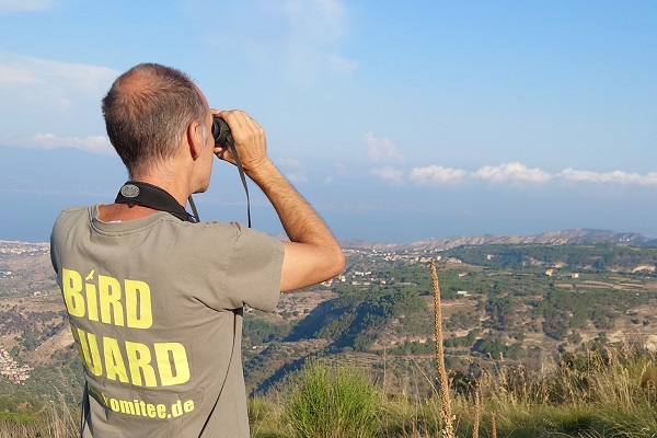 Komitee-Mitglied bei der Kontrolle an der Straße von Messina (Kalabrien/Süditalien)