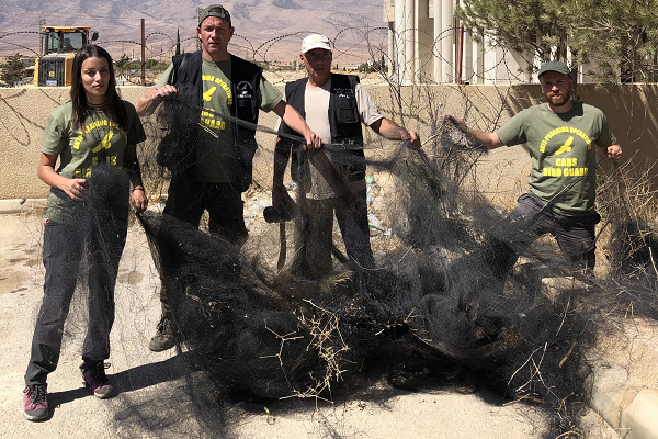 Komitee-Team mit beschlagnahmten Netzen im Libanon. 