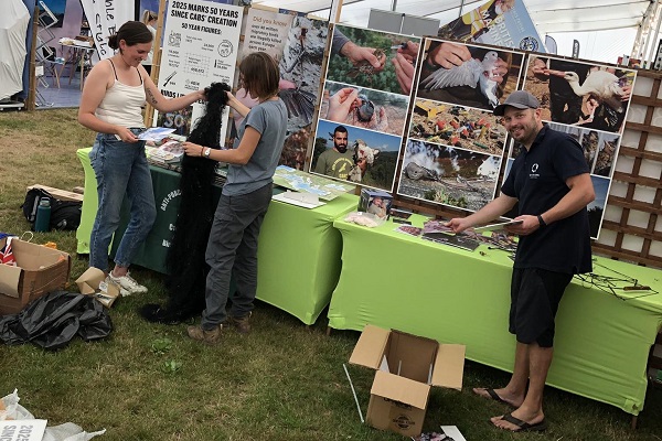 Auf der Global Birdfair stehen unsere Bird Guards den Besuchern drei Tage lang Rede und Antwort, rekrutieren neue Freiwillige für unsere Vogelschutzcamps und verteilen Informationsmaterial.