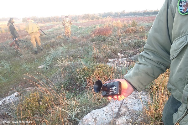 Bei einem Jäger (hinten links) sichergestelltes Lockgerät 