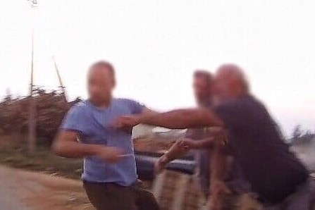 Zypriotischer Wilderer schlägt Angestellten des Komitees gegen den Vogelmord auf offener Straße (Screenshot eines Videos)