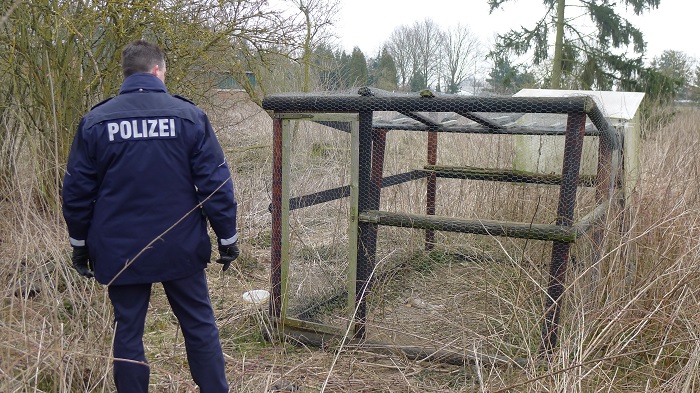 Polizist inspiziert eine illegale Leiterfalle