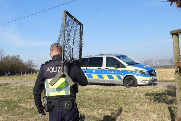Abtransport der bei einem Hühnerhalter in Kerpen sichergestellten Habichtfalle 