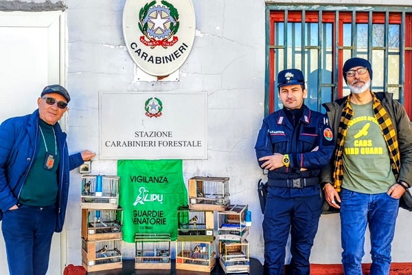 Team aus Polizei, LIPU und Komitee nach der Hausdurchsuchung nahe des Vesuvs in der Region Kampanien. 