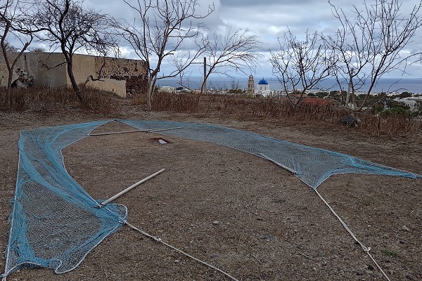 Typische Vogelfanganlage (Schlagnetz) auf Santorin