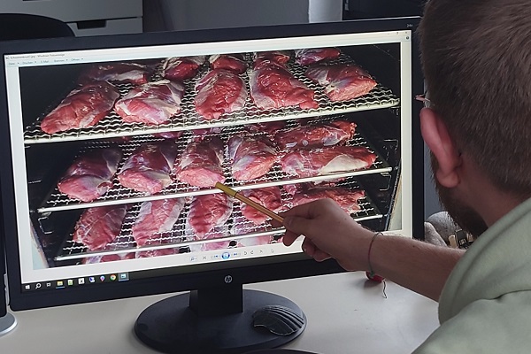 Komitee-Mitrarbeiter bei der Recherche zu dem Fall