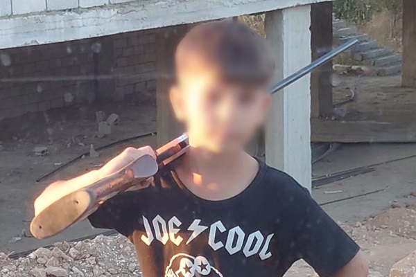 Diesen etwa 7jährigen Jungen haben wir im Oktober 2023 in Tripoli/Libanin bei der Schwalbenjagd erwischt