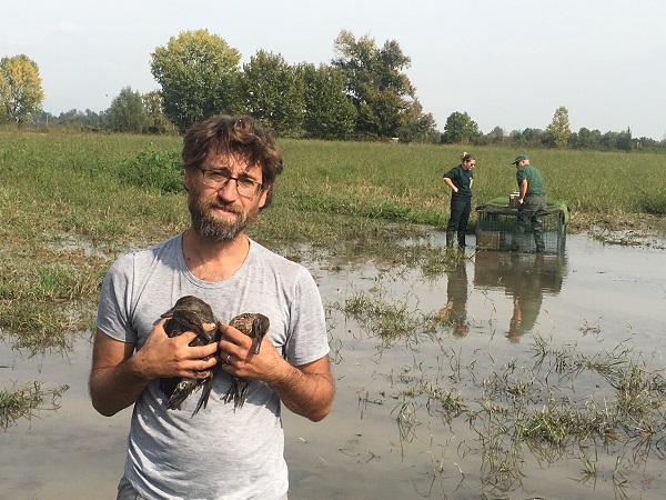 Komitee-Mitarbeitern mit bei Jägern sichergestellten Lockenten