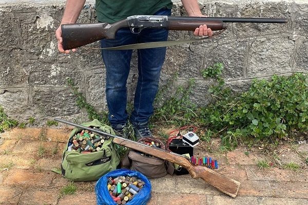 WWF-Jagdaufseher mit auf Ischia sichergestellten Jagdwaffen und Munution