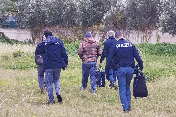 Bei einem Polizei-Einsatz in Reggio Calabria wurden zwei Finkenfänger überführt