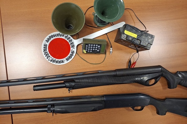 Bei Jägern im Po-Delta im Januar 2025 sichergestellte Waffen und Lockgeräte