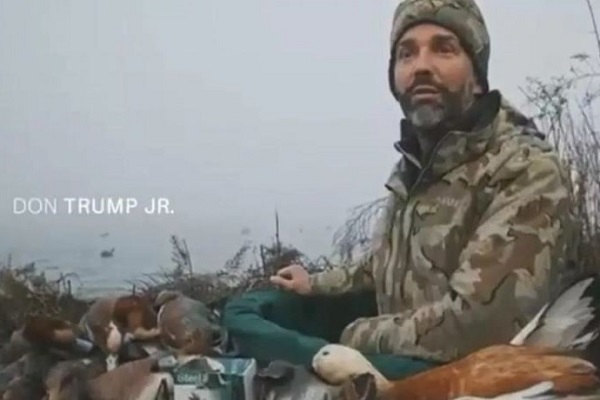 Der Sohn des amerikanischen US-Präsidenten Donald Trump mit illegal geschossener Rostgans