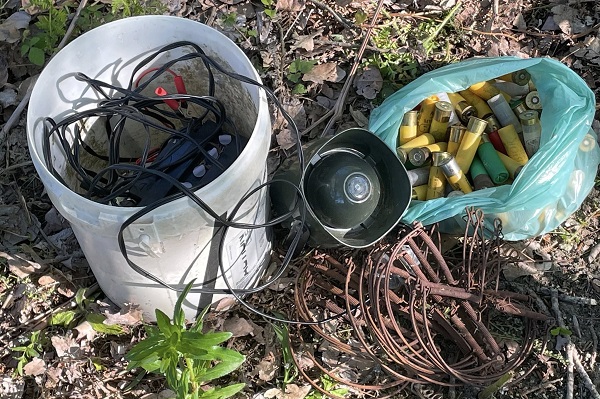Von den Jagdaufsehern auf Ischia (Süditalien) sichergestellte Munition, Vogelfallen und ein Lockgerät