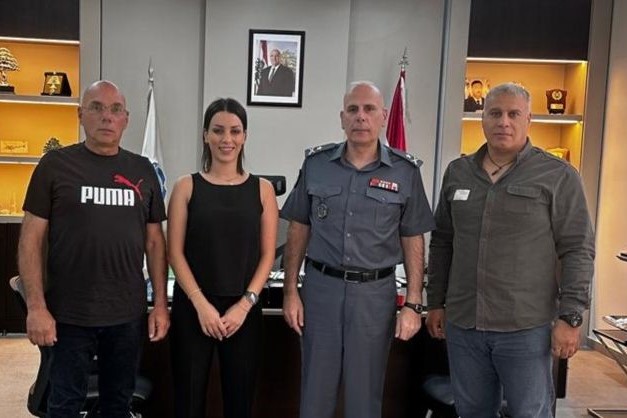 Mitglieder von Komitee und MESHC zusammen mit Polizei-Oberst Jan Awad