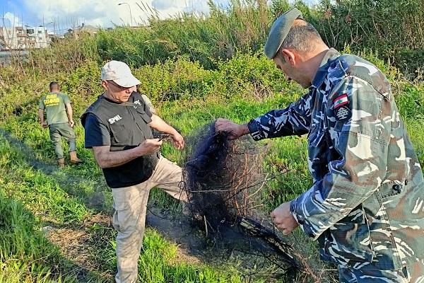 Mitglieder unserer Anti-Wilderei-Einheit und der Sicherheitskräfte beim Abbau von Stellnetzen an der libanesischen Küste.