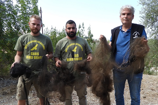 Komitee-Mitarbeiter mit in Barja eingesammelten Fangenetzen