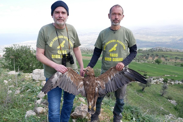 Komitee-Mitarbeiter mit frisch geschossenem Schreiadler