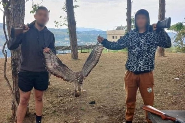 Die beiden jungen Männer wurden nachdem sie identifiziert worden sind auf die nächste Polizeistation im Bezirk Aley gerufen. 