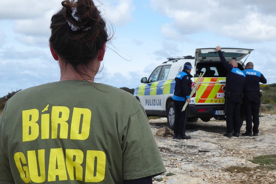 Komitee-Mitarbeiterin mit der maltesischen Anti-Poaching Unit