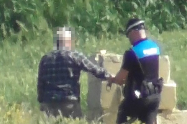 Handschellen für einen Vogelfänger auf Maltas Nachbarinsel Gozo