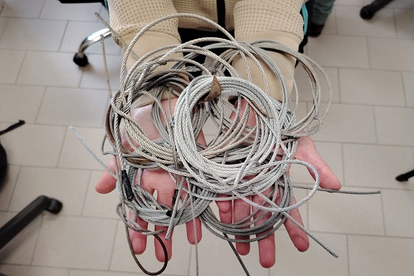 Drahtschlingen zum Fang von Sardischen Hirschen und Wildschweinen