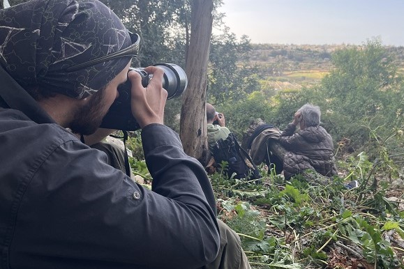 Team des Komitees gegen den Vogelmord bei der Überwachung eines Wilderer auf Malta im Frühling 2024. 