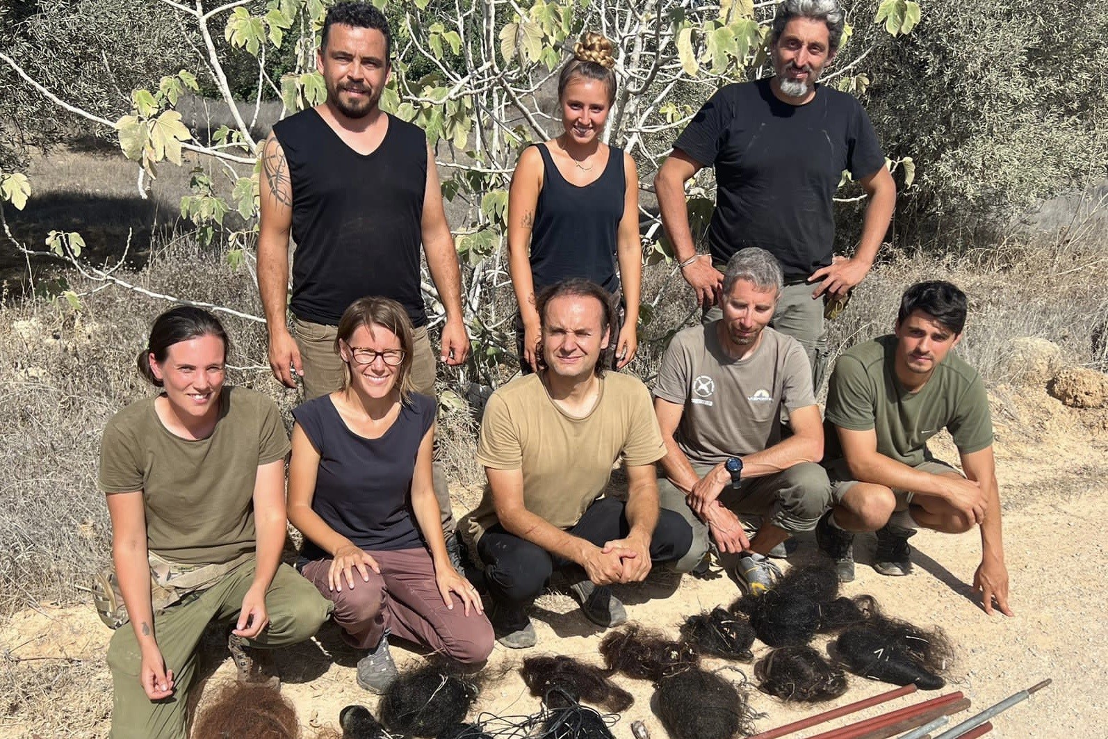Komitee-Mitglieder mit eingesammelten Netzen beim Vogelschutzcamp auf Zypern
