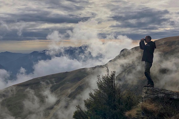 Komitee-Mitarbeiter auf einem Beobachtungspunkt im oberen Val Trompia