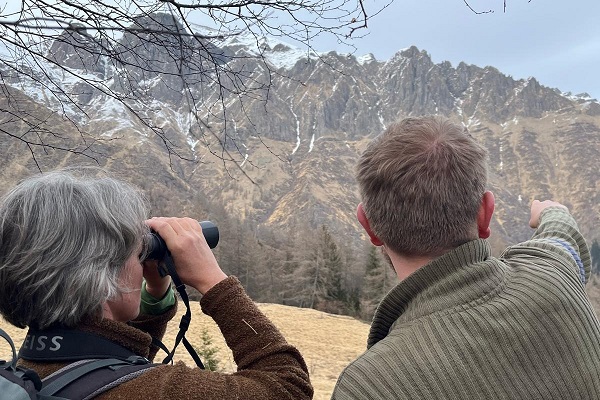 Mitglieder des Komitees gegen den Vogelmord (CABS) bei Kontrollen in den italienischen Alpen im Februar 2024.